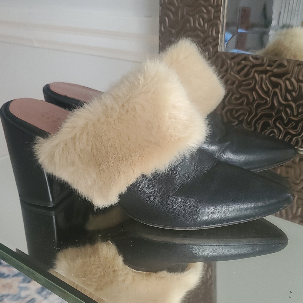 Vintage Barneys New York Black Leather Mule Clogs Shoes with Beige Faux Fur Trim